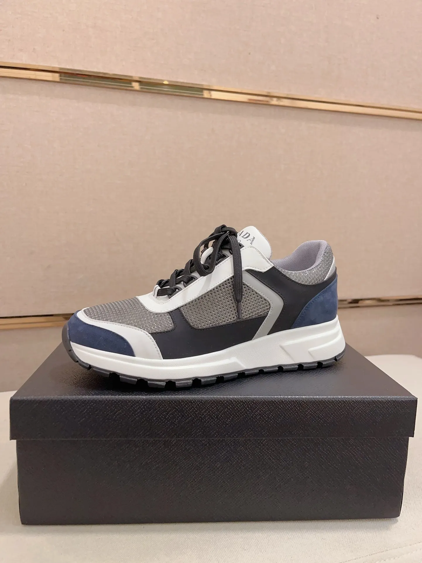 Men's shoes 💰 462💰🇮🇹🇮🇹PRADA (Prada) top 🔍🔍 new models are on sale at the same time at the counter, uppers 🇮🇹 Italian imported first-layer cowhide fabric Fully imported genuine leather lining 💪💪, completely 1⃣️ to 1⃣️ replica 🇮🇹💪💪, ⚠ sole: original sole provided by the original factory, exclusive movable molded foam outsole super comfortable, ⚠ original factory follow-up, 🔍🔍 high quality, you can go in and out of the counter at will, welcome to compare⚠. Code number: 38-44 (45.46 is custom-made and cannot be returned or exchanged)